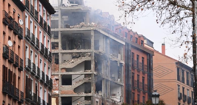 Um prédio danificado foi fotografado em Madri na quarta-feira, depois que uma forte explosão abalou o prédio. (Foto: Reprodução / CNN)