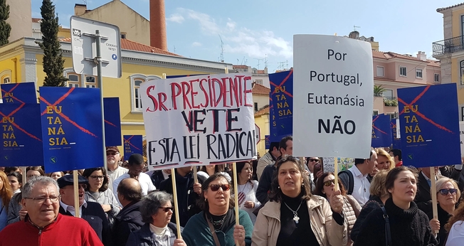 Cidadãos contrários à eutanásia pedem veto presidencial. (Foto: Reprodução / Ephemera)