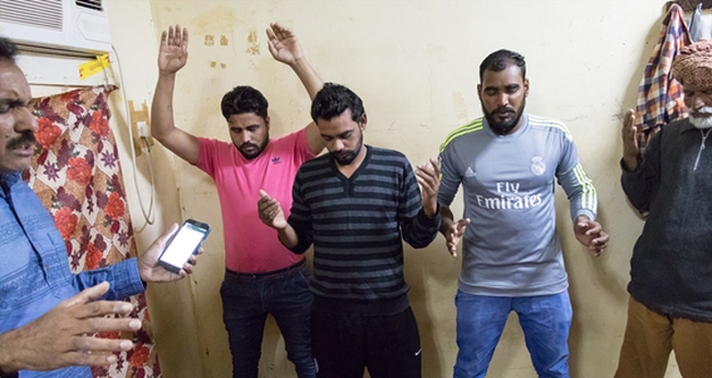 Momento de oração na reunião em um dos quartos dos trabalhadores no Kuwait (Foto: Portas Abertas)