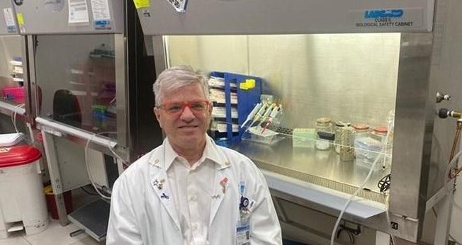 O professor Nadir Arber, do Centro Integrado de Prevenção ao Câncer do hospital, testou um medicamento que ele tem desenvolvido em pacientes com condições moderadas ou graves do vírus. (Foto: Divulgação / Hospital Ichilov)