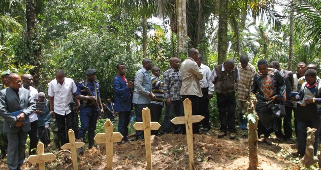 Sepultamento de cristãos assassinados por terroristas muçulmanos no Congo. (Foto: Reprodução / BTJ Prayer)