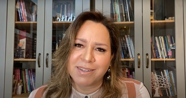 Helena Tannure fala sobre a importância da família como “primeira instituição de Deus”. (Foto: Reprodução/YouTube)