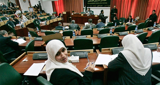 Legisladores palestinos participam de uma sessão do Conselho Legislativo Palestino na cidade de Ramallah, na Cisjordânia, em 20 de fevereiro de 2007. (Foto por Reuters / Loay Abu Haykel)