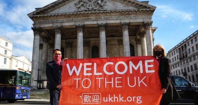 Krish Kandiah (à esquerda) com a Bispa de Londres (à direita) lançando a campanha UKHK. (Foto: Divulgação)