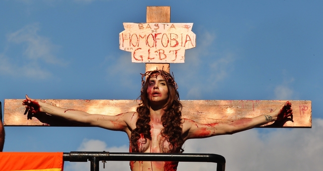 A modelo transexual Viviany Beleboni participa da 19ª Parada do Orgulho LGBT caracterizada como Jesus Cristo crucificado. (Foto: Sérgio Castro / Estadão Conteúdo)