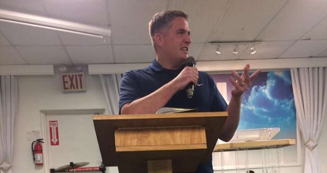 Jared Laskey testemunha sua cura na igreja. (Foto: Reprodução / Charisma News)