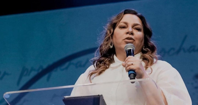 Helena Tannure ministrando na IBC em Contagem, MG, na comemoração do Dia Internacional da Mulher, em 07.03.2021. (Foto: Reprodução/Youtube)