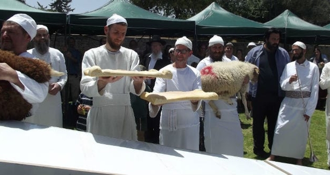 Kohanim (sacerdotes / descendentes do primeiro Sumo Sacerdote Aarão), realizam uma reconstituição da cerimônia do Templo em Shavuot (Festa das Semanas). (Foto: Adam Eliyahu Berkowitz)