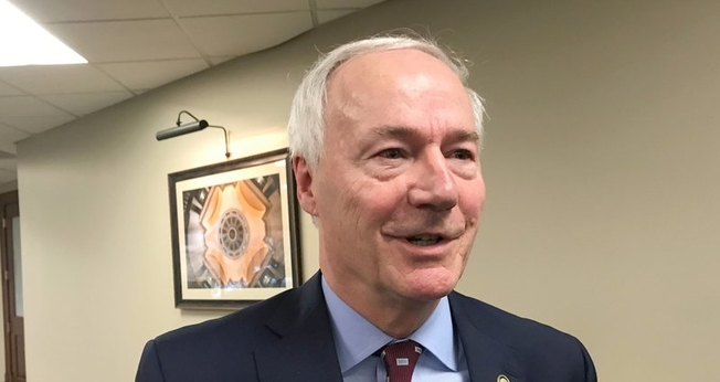 O governador do Arkansas, Asa Hutchinson, fala a repórteres em Little Rock, Ark. (Foto: AP Photo / Andrew Demillo)