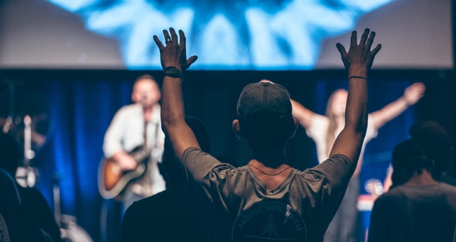 Igreja Austin Stone durante momento de louvor. (Foto: Reprodução / Austin Stone)