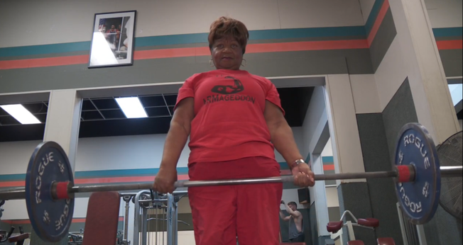 Aos 78 anos, Nora Langdon é campeã de levantamento de peso. (Foto: Fox 2)