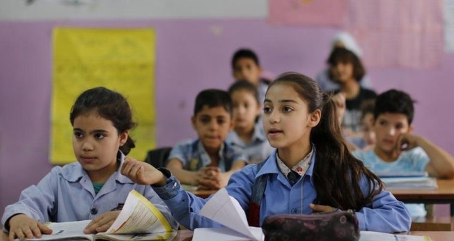 Classe de crianças em escola do Egito. (Foto: Reprodução / Daily News Egypt).