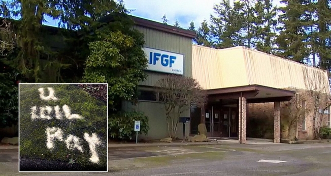 Pichações com mensagens racistas contra a China foram escritas em letras maiúsculas no estacionamento da Igreja International Full Gospel Fellowship em Seattle. (Foto: reprodução / ABC News)