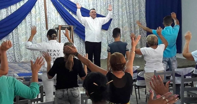 Reunião de oração na Iglesia Misionera em Cuba. (Foto: Apóstol Demetrio/Facebook)