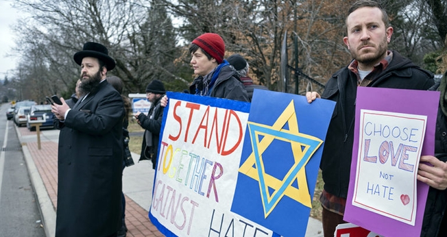 Vizinhos se reúnem para mostrar seu apoio à comunidade perto da residência de um rabino em Monsey, após receber uma facada durante uma celebração de Hanukkah. (Foto: Craig Ruttle / AP)