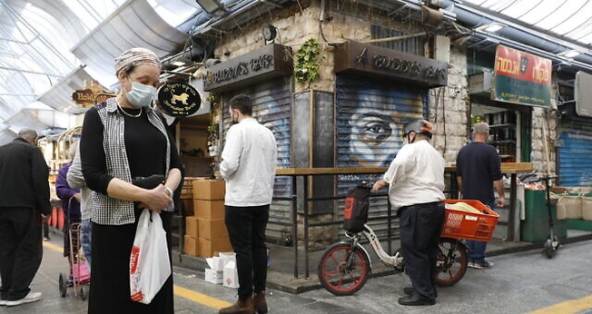 Os habitantes de Jerusalém permanecem por dois minutos em silêncio enquanto a sirene soa em Israel para marcar o Dia da Memória do Holocausto, 8 de abril de 2021. Yonatan Sindel / Flash90.