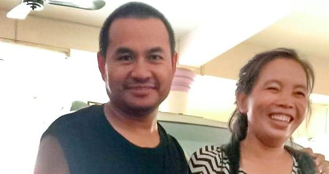 O Pr. Sithon Thippavong, ao lado de sua esposa, após sua libertação da prisão na província de Savannakhet. (Foto: Arquivo pessoal)