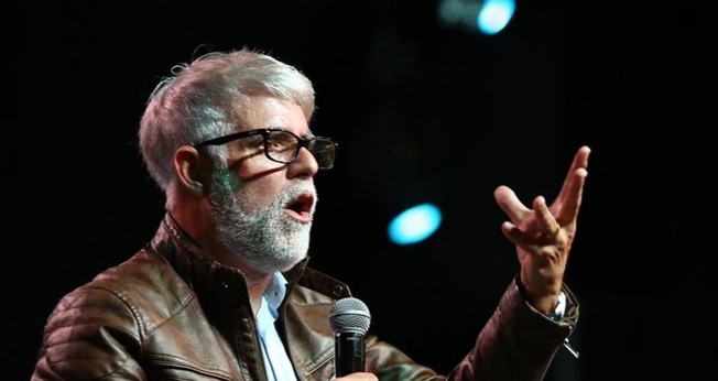 “Crie um ambiente para transformar a vida das pessoas”, disse o pastor em sua pregação. (Foto: YouTube/Pr Claudio Duarte)