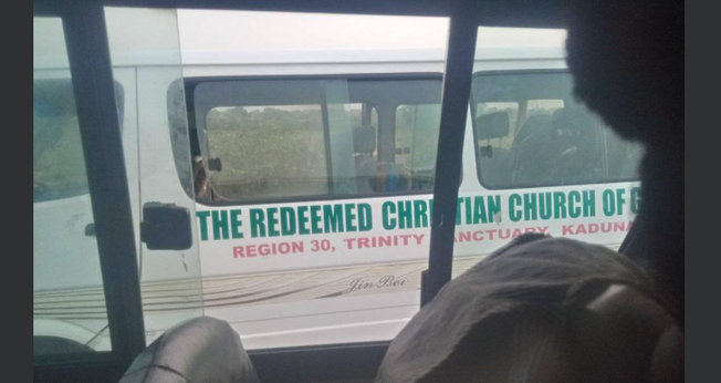 Micro-ônibus da igreja onde oito cristãos estavam viajando para evangelizar. (Foto: Reprodução / Eje Kenny Faraday)
