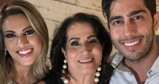 Sara Nemer com os filhos, o humorista Jonathan Nemer e a cantora Rebeca Nemer. (Foto: Instagram/Sara Nemer)