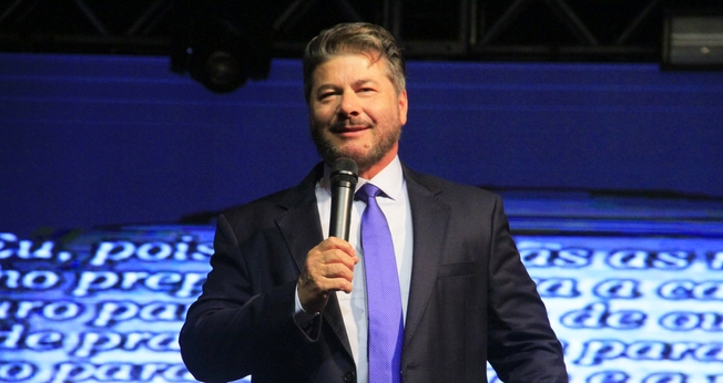 Pastor Joel Engel durante ministração no Rio Grande do Sul. (Foto: Ministério Engel)