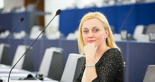 Marijana Petir, membro independente do parlamento da Croácia, fez a proposta de emenda ao orçamento para as bolsas. (Foto: Reprodução / Amber Alert)