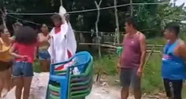 Trecho de vídeo que mostra o ritual. (Foto: Divulgação / YouTube)