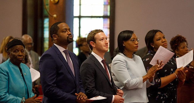 Mark Zuckerberg [4º a partir da direita], CEO do Facebook na Igreja Mother Emanuel AME em Charleston, Carolina do Sul em 2017. (Foto: Reprodução / UGCN)