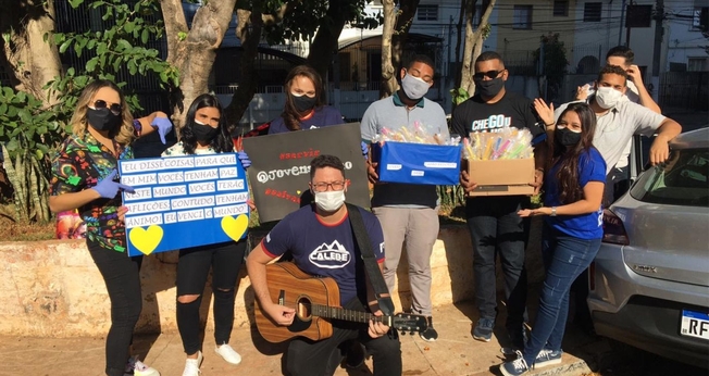 Na ação, voluntários distribuem kits, fazem serenata e oram com pacientes e profissionais de saúde. (Foto: Caiala Brenda)