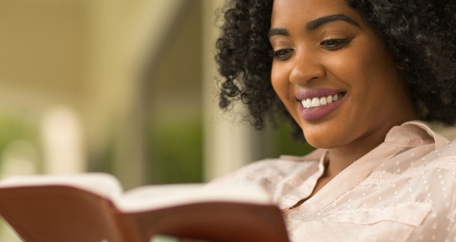Segunda pesquisa da Sociedade Bíblica Americana, a leitura bíblica reduz depressão e ansiedade. (Foto: Getty Images).