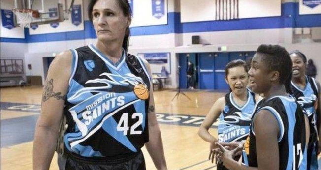 Gabrielle Ludwig, ex-veterano da Marinha Americana, ex-jogador de basquete masculino, voltou ao esporte ocupando vaga num time feminino após fazer cirurgia para mudança de sexo, aos 50 anos. (Foto: Reprodução)