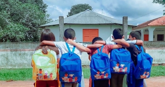 As missionárias Andressa e Késia dão aulas de reforço a crianças no Amazonas. (Foto: Divulgação/ Missões Nacionais).