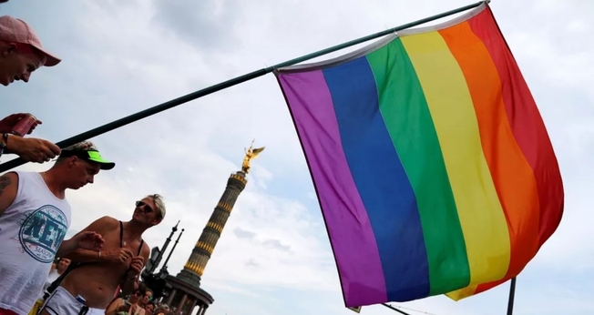 Bandeira do orgulho gay vista durante parada em Berlim. (Foto: Fabrizio Bensch/Reuters)