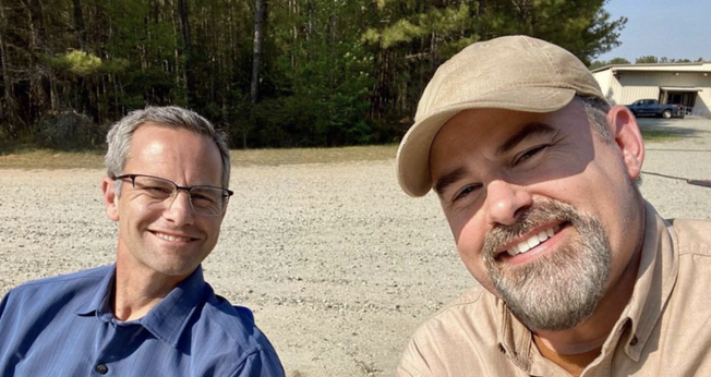 Kirk Cameron e Alex Kendrick no set do novo filme. (Foto: Instagram/Alex Kendrick).