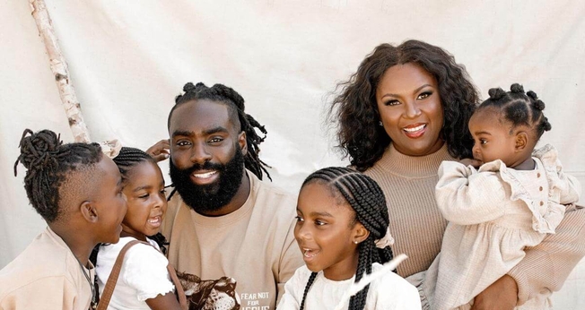 Tamela Davis e seu marido Damario Davis, jogador do New Orleans Saints, e seus filhos. (Foto: Arquivo pessoal).