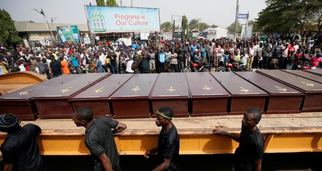 Homens marcham ao longo do caminhão carregando os caixões das pessoas mortas pelos pastores Fulani, em Makurdi, Nigéria, 11 de janeiro de 2018. (Foto: Reuters/Afolabi Sotunde).