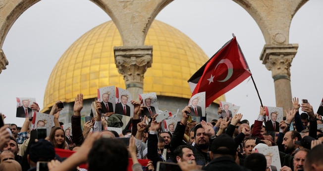 Manifestantes no Monte do Templo seguram bandeiras da Turquia e fotos do presidente Erdogan, em 2017. (Foto: Agência Anadolu)
