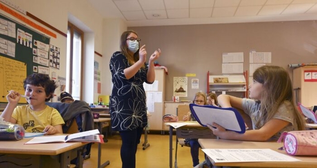 Um professor dá uma aula para os alunos da escola primária Ziegelau em Estrasburgo, França, em 2020. (Foto: Frederick Florin / AFP via Getty Images).