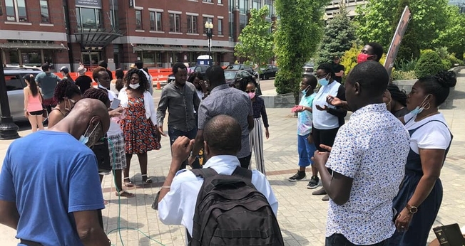 Pessoas entregam suas vidas a Jesus durante evangelismo nas ruas de Boston, nos EUA. (Foto: Reprodução / UGCN)