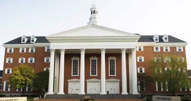 A placa homenageia os missionários Jim Elliot, Ed McCully, Nate Saint, Roger Youderian e Pete Fleming, mortos em 1956, pelo povo Huaorani no Equador. (Foto: RNS/Wheaton College Virtual Tour Screengrab).