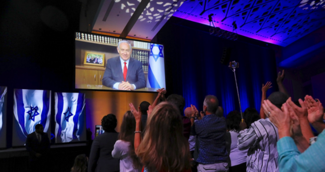 O Primeiro Ministro de Israel Netanyahu discursa em uma cúpula dos Cristãos Unidos por Israel em Washington, em julho de 2018. (Foto: Twitter/Reprodução).