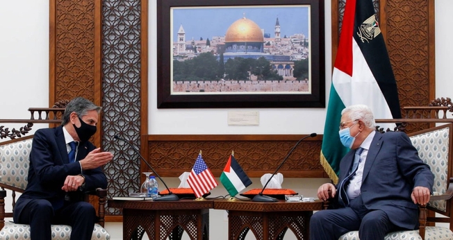 Secretário de Estado dos EUA, Antony Blinken (esquerda) e o presidente da Autoridade Palestina, Mahmoud Abbas, em conversa durante o encontro em Ramallah, na Cisjordânia, em 25 de maio. (Foto: Majdi Mohammed/Reuters)