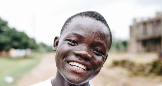 Godwin foi resgatado do tráfico infantil pela ONG cristã Missão de Justiça Internacional. (Foto: IJM). 