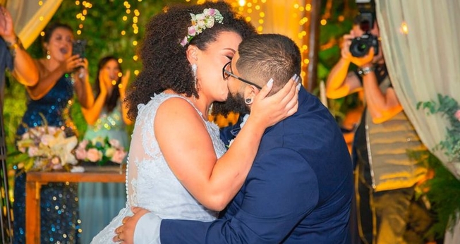 Depois de dois anos de namoro, Victor e Kathleen deram o primeiro beijo no altar. (Foto: Arquivo pessoal).
