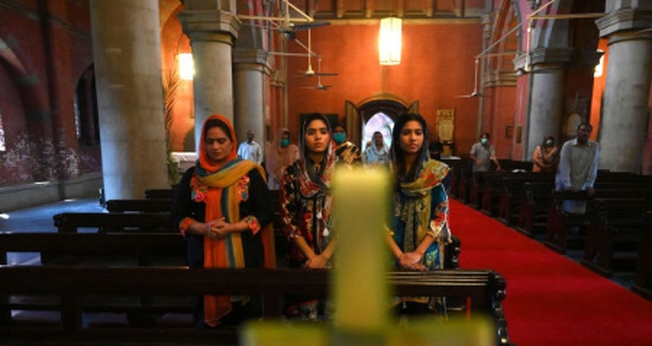 No Paquistão, mulheres cristãs são duplamente vulneráveis à perseguição, podendo ser raptadas e abusadas. (Foto: ARIF ALI / AFP via Getty Images).