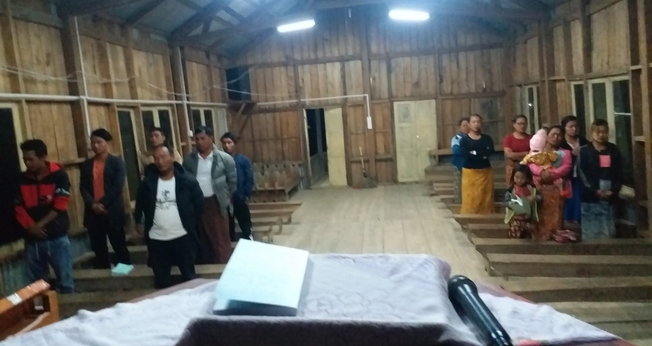 Cristãos durante culto em pequena vila de Mianmar. (Foto: Asaph / Arquivo pessoal)