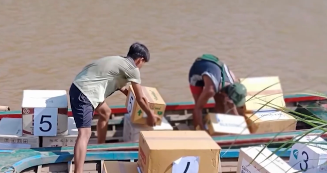 Uma equipe da Operation Blessing atravessou a fronteira entre a Tailândia e o Mianmar numa arriscada missão para ajudar um acampamento de refugiados. (Foto: Reprodução/CBN News). 