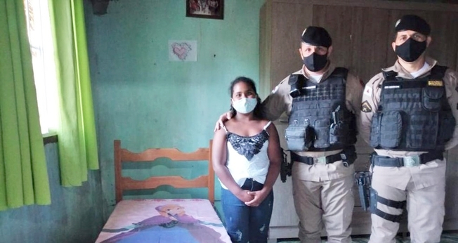 Policiais entregaram a cama para Micaely após a carta. (Foto: Polícia Militar/Divulgação)