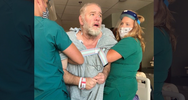 O pastor Michael Napier sobreviveu a um derrame grave provocado por sequelas da Covid-19. (Foto: Arquivo pessoal)