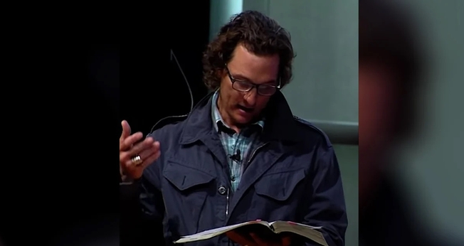 Matthew McConaughey durante leitura bíblica em sua igreja. (Foto: Reprodução / GodUp)